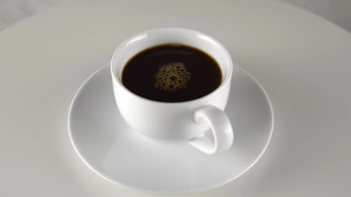 浓缩咖啡杯中不含牛奶的毛孔咖啡。旋转360度。咖啡能源
