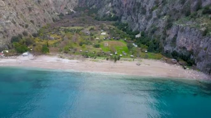空中缩小隐蔽的海滩海湾爱琴海蝴蝶谷费特希耶土耳其冬季 (无人机-4K)