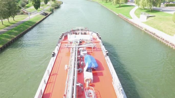 从德国沃尔夫斯堡的Mittellandkanal上移动的红色油轮上方看