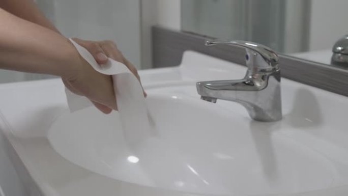 用湿巾清洁双手。