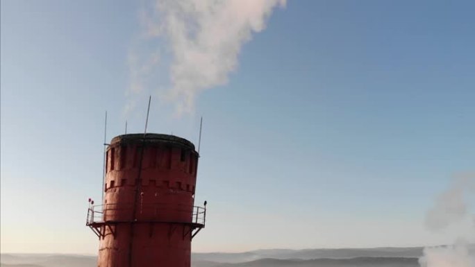 在高烟烟囱上拍摄的史诗。工业污染，烟囱烟雾。工业区，烟丝。气候变化，生态