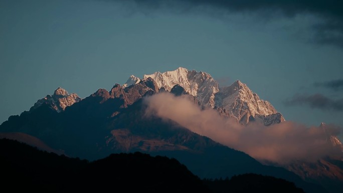 云南丽江市玉龙雪山日出延时日照金山60帧