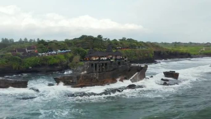 印度尼西亚巴厘岛的丹那·洛特神庙 (Tanah Lot temple) 撞上了岩石悬崖。空中射击环绕