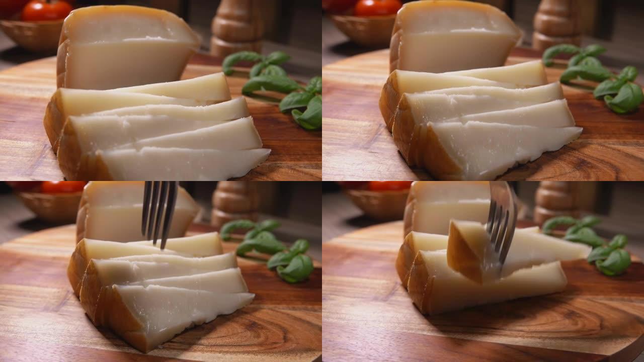 半硬羊奶酪切成三角形，放在木板上