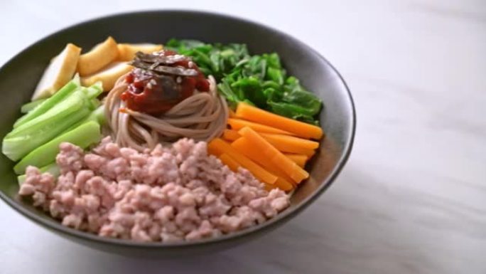 韩国辣冷面-bibim makguksu或bibim guksu-韩国美食风格