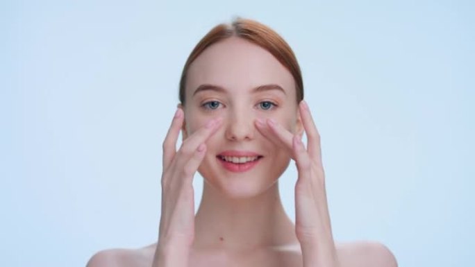 红发美女模型展示了使用眼霜的结果