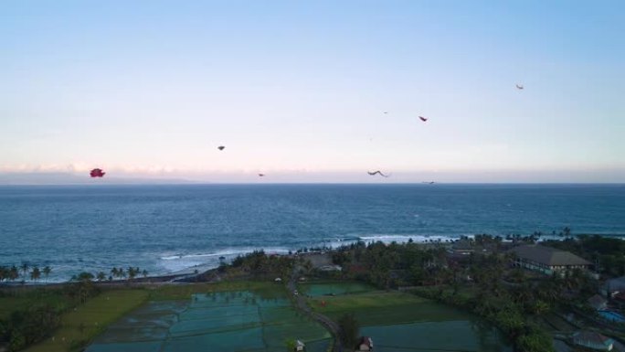 傍晚鸟瞰图时，风筝在天空中飞翔。