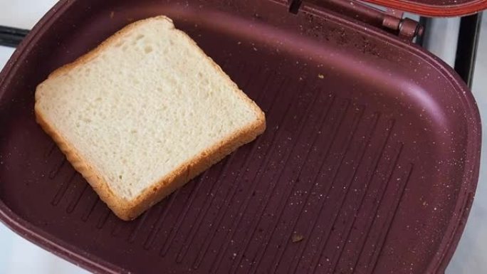 自制脆皮面包在烤三明治锅中吐司。
