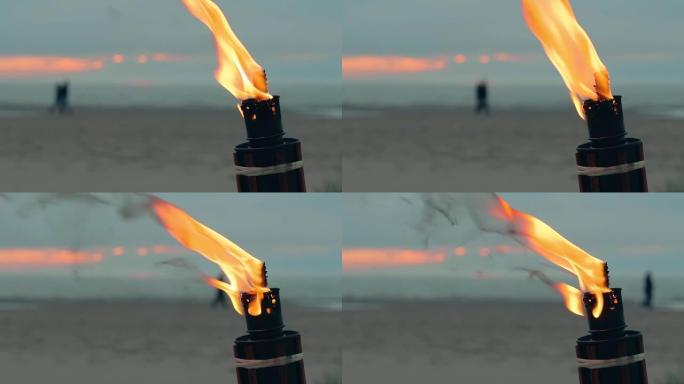 海滩上燃烧的竹火炬
