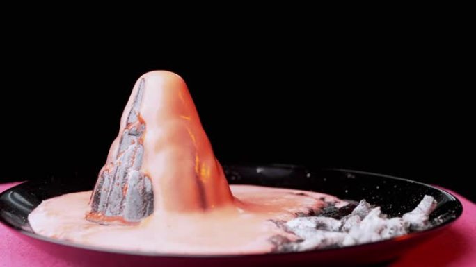 玩具火山爆发的化学反应，使用苏打水，醋，红色染料。4K