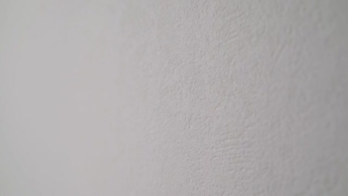 可以涂成任何颜色的白色壁纸。白纸的纹理也像白色的水泥墙。白色墙纸用于绘画。