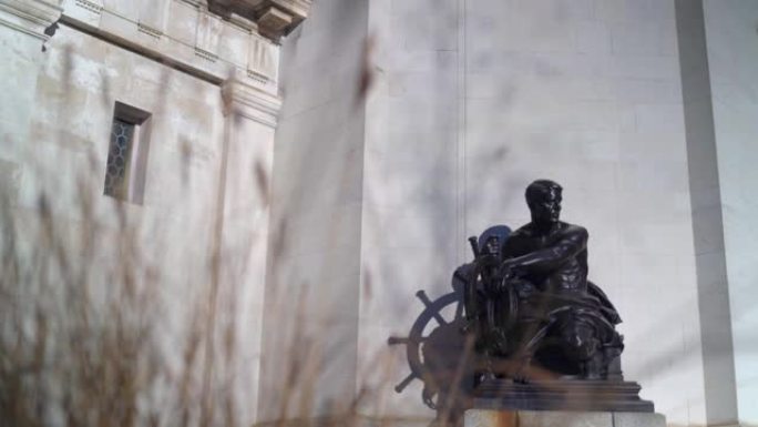 英国伯明翰百年广场海军战争纪念雕像。