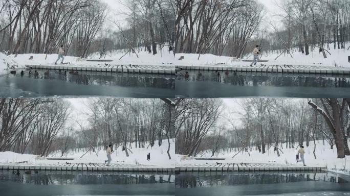 冬季公园的慢跑者过河桥