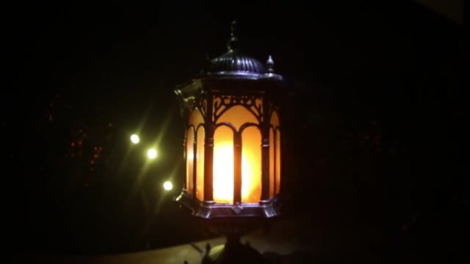 伊斯兰节日晚上用蜡烛的阿拉伯灯笼。穆斯林圣月斋月。开斋节结束，新年快乐。在深色背景上复制空间。