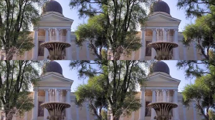 东正教大教堂前有白色柱子的喷泉的散焦水柱