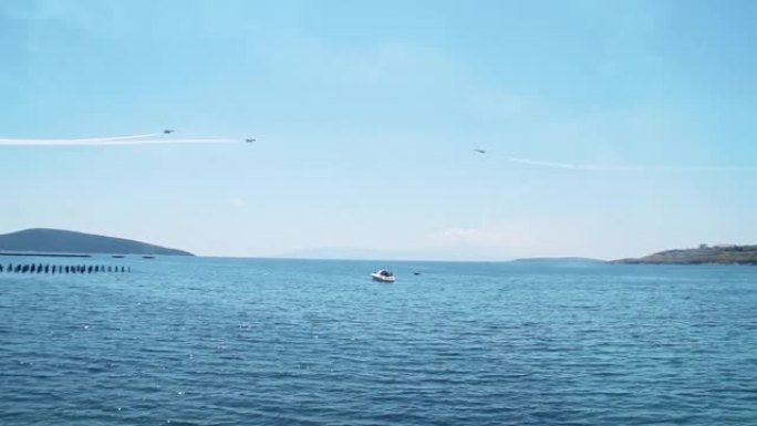 F16战斗机在蓝海上空进行杂技操纵的特技飞行表演的全景
