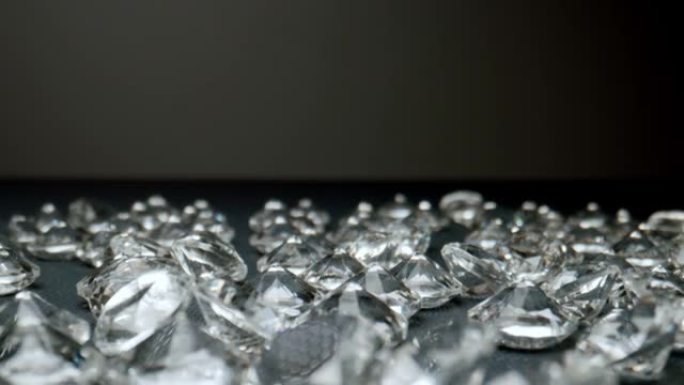 微距: 相机在桌子上的一堆钻石上移动。