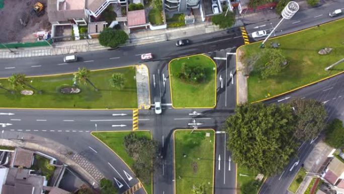 利马市与车辆交叉路口的鸟瞰图