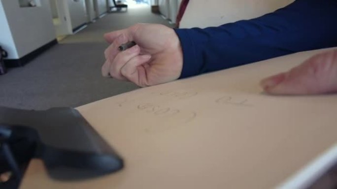年轻女子写作因Covid在剪贴板上的手特写而关闭