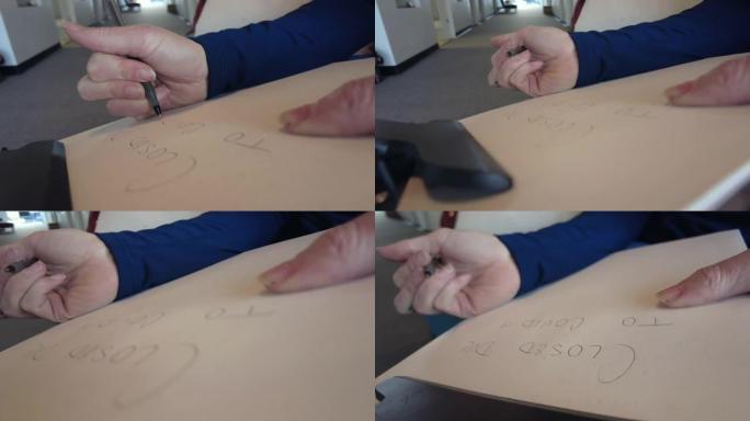 年轻女子写作因Covid在剪贴板上的手特写而关闭
