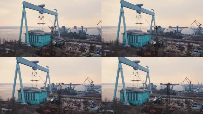 国际港口商业码头的大型货运起重机在船厂配备金属粮仓
