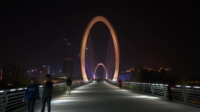 夜间照明南京市国际青年文化中心河边人行眼桥全景4k中国