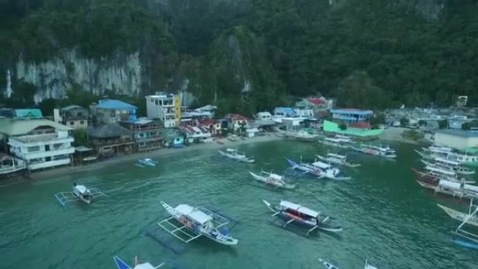 菲律宾巴拉望的爱妮岛海滩。背景中的早晨海滩和海景。游客中非常受欢迎的观光场所