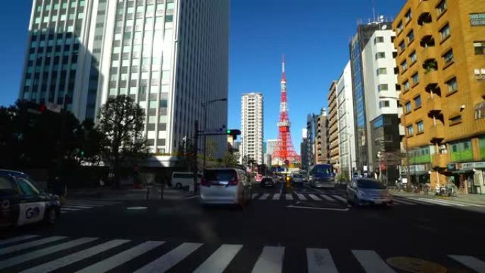 日本东京远处有东京塔的繁忙街道。