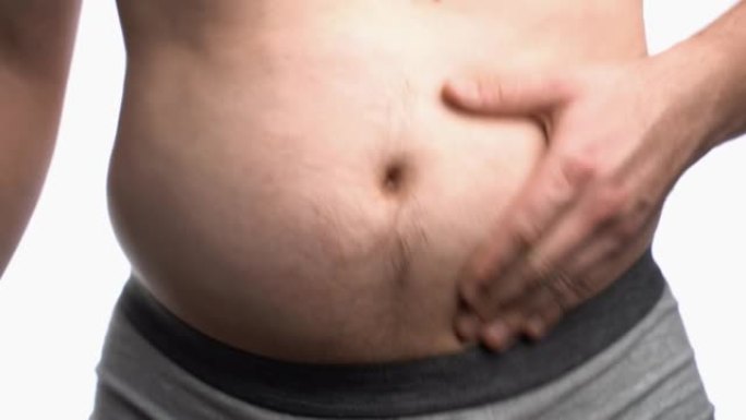 肥胖的男人露出肥胖的肚子。