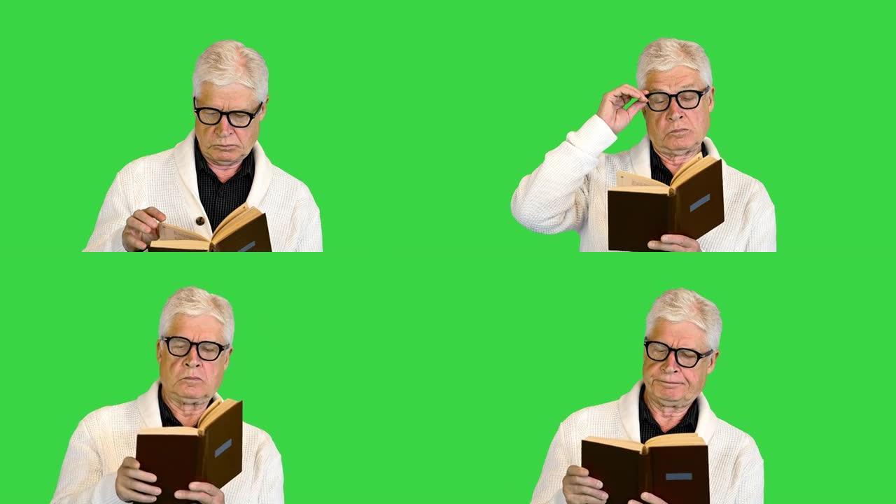 高年级男子在绿屏上看书，色键