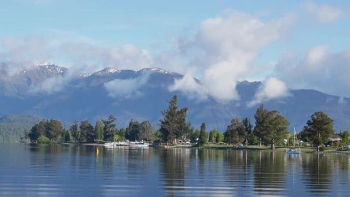 带雪山的Te Anau湖