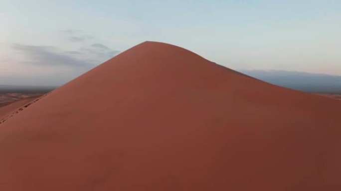 日出在沙漠沙丘之上，鸟瞰图。戈壁沙漠的沙丘，4k, 10比特