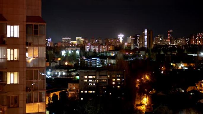 夜生活。城市景观。延时夜城市。沃罗涅日市的睡眠区。打开和关闭窗户的灯。晚上用电。夜间睡眠