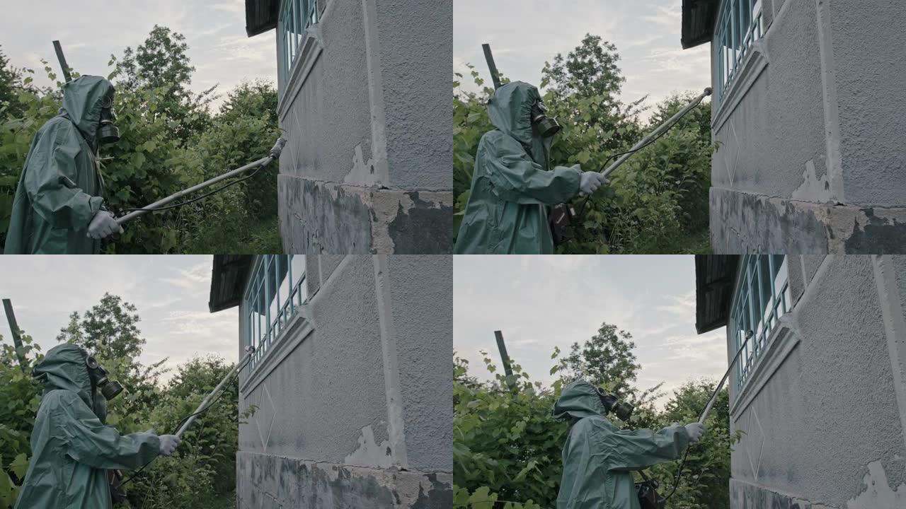 穿着二战防护服和防毒面具的人正在检查一幢破旧建筑的外部，用一个探测危险化学污染和辐射的探针。原始视频