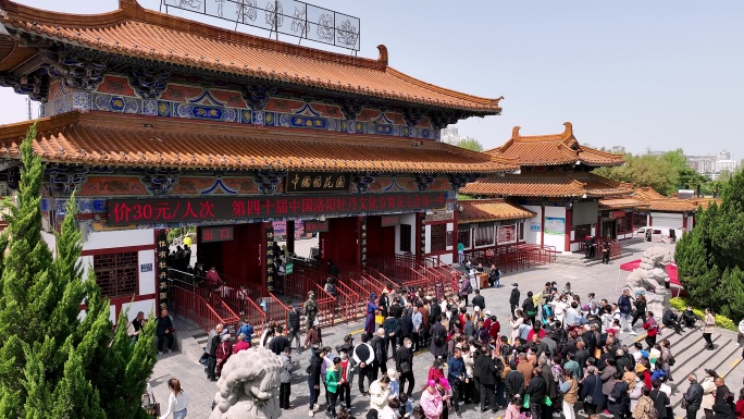 洛阳中国国花园里的游客