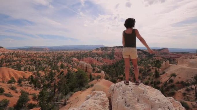 一名年轻女子看着犹他州布莱斯峡谷国家公园。美国