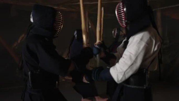 自信的武术学生，在与bokuto的训练中锻炼kendo kate