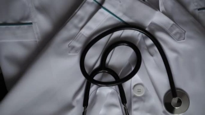 医学与健康，儿科，新型冠状病毒肺炎概念-特写白色医用礼服和听诊器。护士或医生西装的东西。为手术做准备