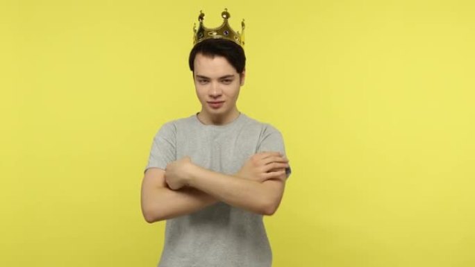 我是国王!傲慢自私的年轻人戴着金冠，象征权力