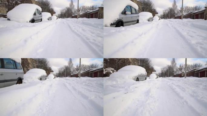 暴风雨过后，汽车在厚厚的积雪下。埋在冰下的车辆。没有人