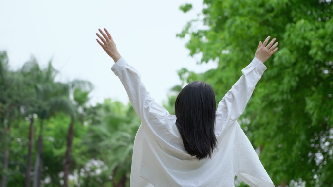 女孩张开双手拥抱自然美好生活