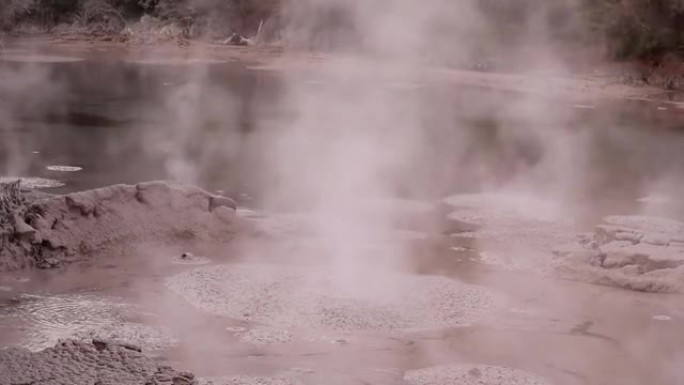 大型泥浆池冒泡