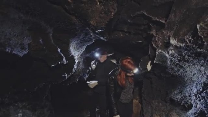 一群洞穴学家走过岩石洞穴
