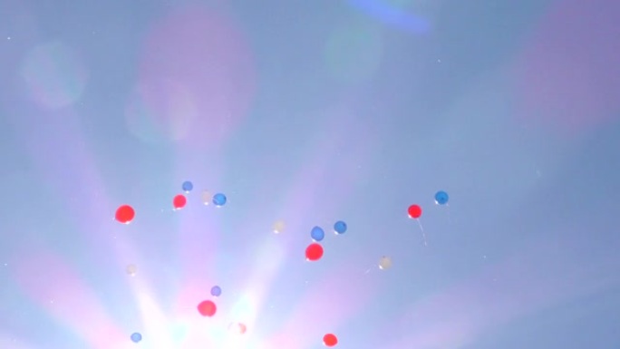 五颜六色的气球在天空中飞舞。