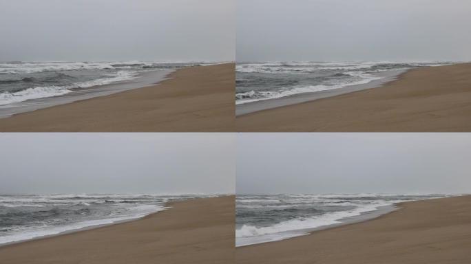 阴天冬日早晨的空旷海滩