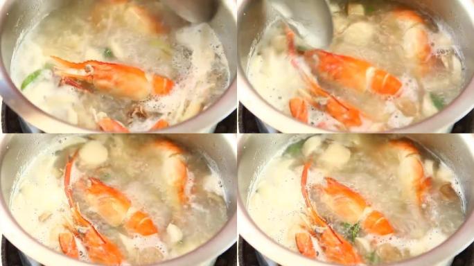在辣汤中烹饪冬阴功或大虾