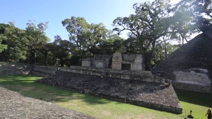 一位年轻的游客走过Copan Ruinas神庙的头发。洪都拉斯