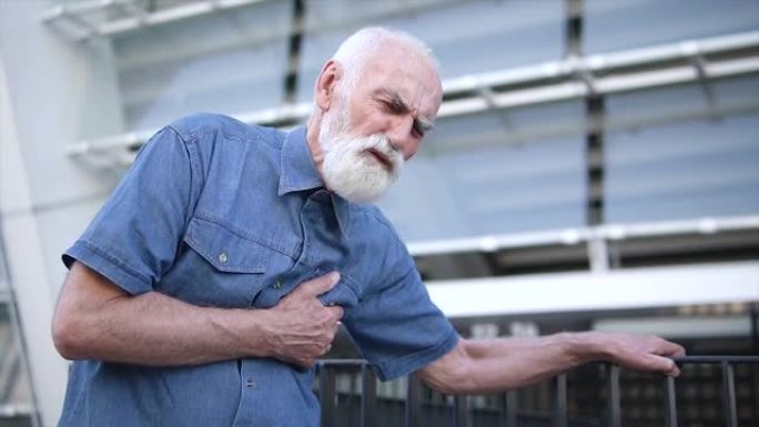 老年患病养老金领取者在户外感到剧烈的胸痛，心脏病发作的症状