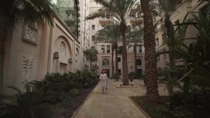 走在迪拜豪华住宅街上的女人。阿拉伯联合酋长国拥有豪华公寓的传统住宅区