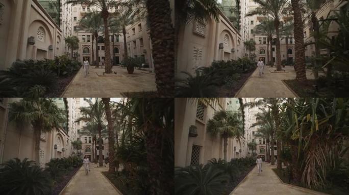 走在迪拜豪华住宅街上的女人。阿拉伯联合酋长国拥有豪华公寓的传统住宅区